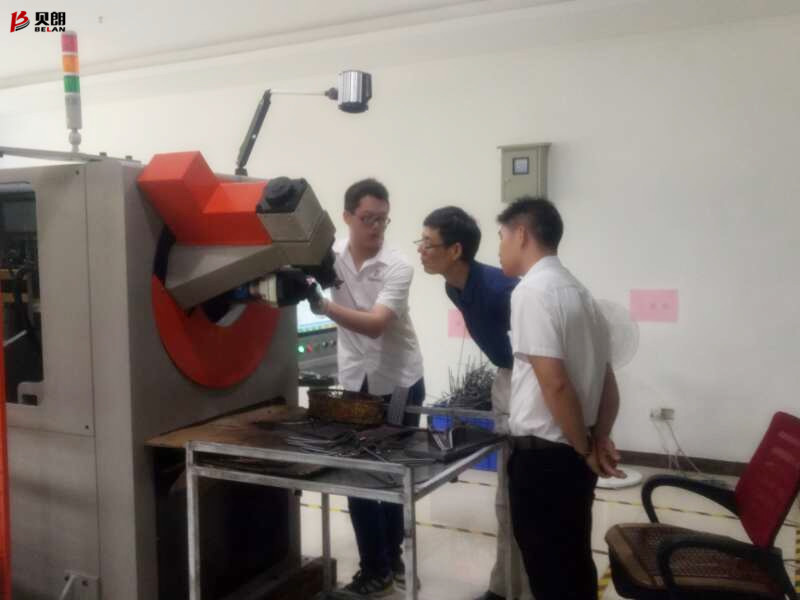 佛山客戶來貝朗看不銹鋼成型機，現場打樣談合作