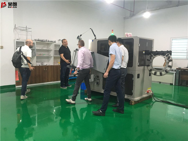 看，又有外國客戶參觀貝朗鋼絲鐵絲折彎機
